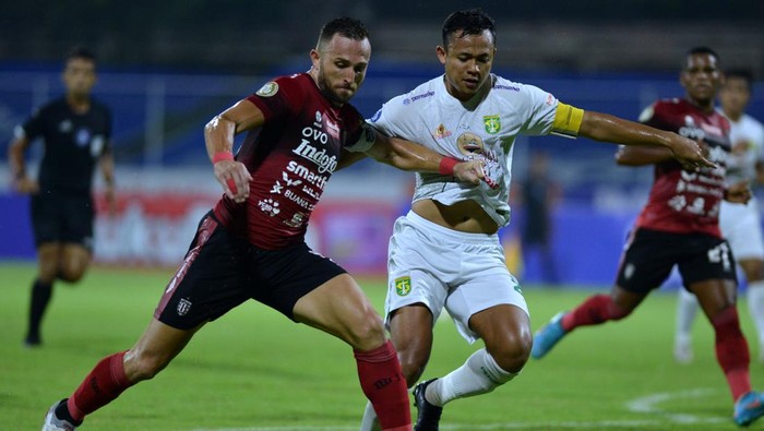 Pemain dan ofisial Bali United mengangkat pelatih Stefano Cugurra usai pertandingan Liga 1 melawan Persebaya Surabaya di Stadion I Gusti Ngurah Rai, Denpasar, Bali, Jumat (25/3/2022). Bali United memastikan diri menjadi juara Liga 1 2021/2022. ANTARA FOTO/Fikri Yusuf/rwa.