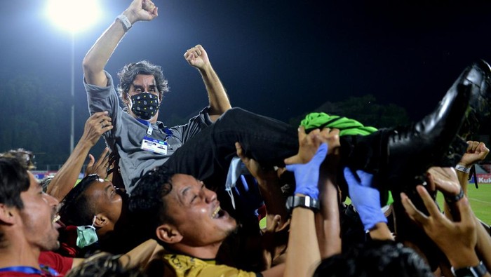 Juara Liga 1 2021/2022 Bali United Catat Sejarah Pemain dan ofisial Bali United mengangkat pelatih Stefano Cugurra usai pertandingan Liga 1 melawan Persebaya Surabaya di Stadion I Gusti Ngurah Rai, Denpasar, Bali, Jumat (25/3/2022). Bali United memastikan diri menjadi juara Liga 1 2021/2022. ANTARA FOTO/Fikri Yusuf/rwa.