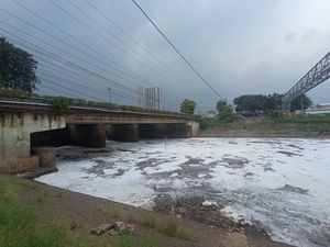 Jorok! Kali Bekasi Dipenuhi Busa Putih-Keluarkan Bau Menyengat