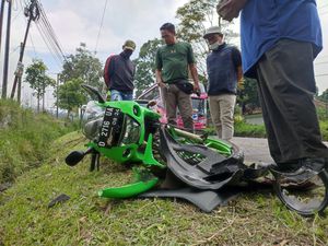 1 Mobil Nyungsep di Lembang saat Hindari Adu Banteng Motor