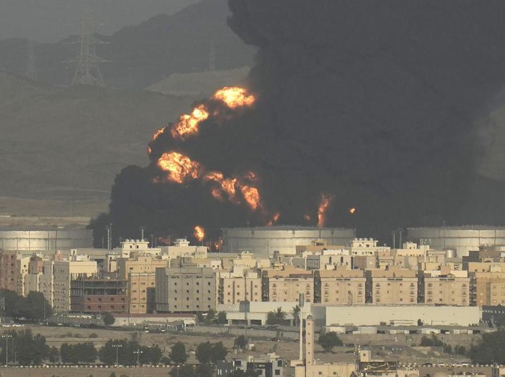 Kilang Minyak Diserang Houthi, Arab Saudi Lancarkan Serangan Balasan