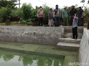 Ibu Dua Balita Histeris Anaknya Tewas Ditemukan Tercebur di Kolam Gurami Ibu Dua Balita Histeris Anaknya Tewas Ditemukan Tercebur di Kolam Gurami