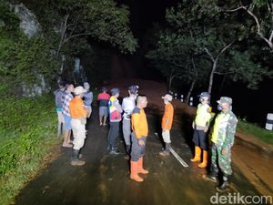 Cerita Kadiskominfo Tertahan 3 Jam Akibat Longsor di Jalur Pacitan-Ponorogo