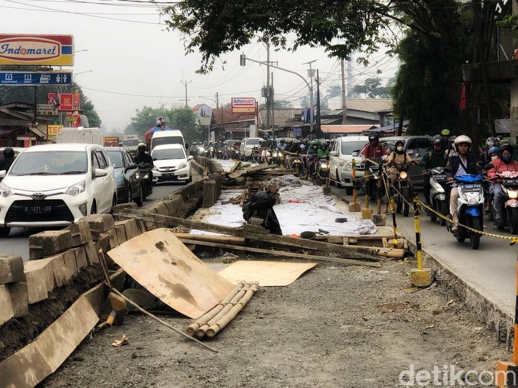 Macet Terdampak Perbaikan Jalan di Parung, Sabar Melintas Ya Gaess...