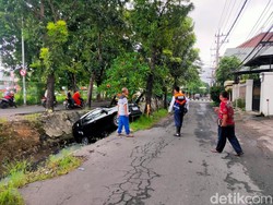 Salah Injak Pedal, Mobil Ini Nyemplung ke Sungai di Kawasan Manyar