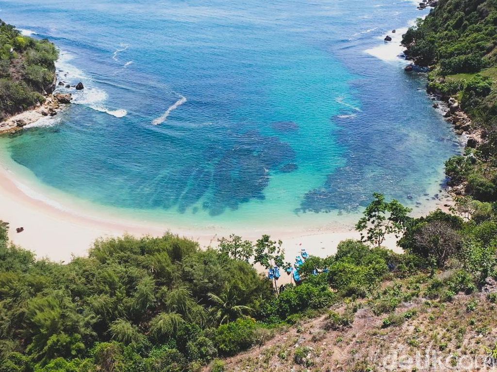 5 Rekomendasi Wisata Pantai Blitar Mempesona Cocok untuk Tempat Healing