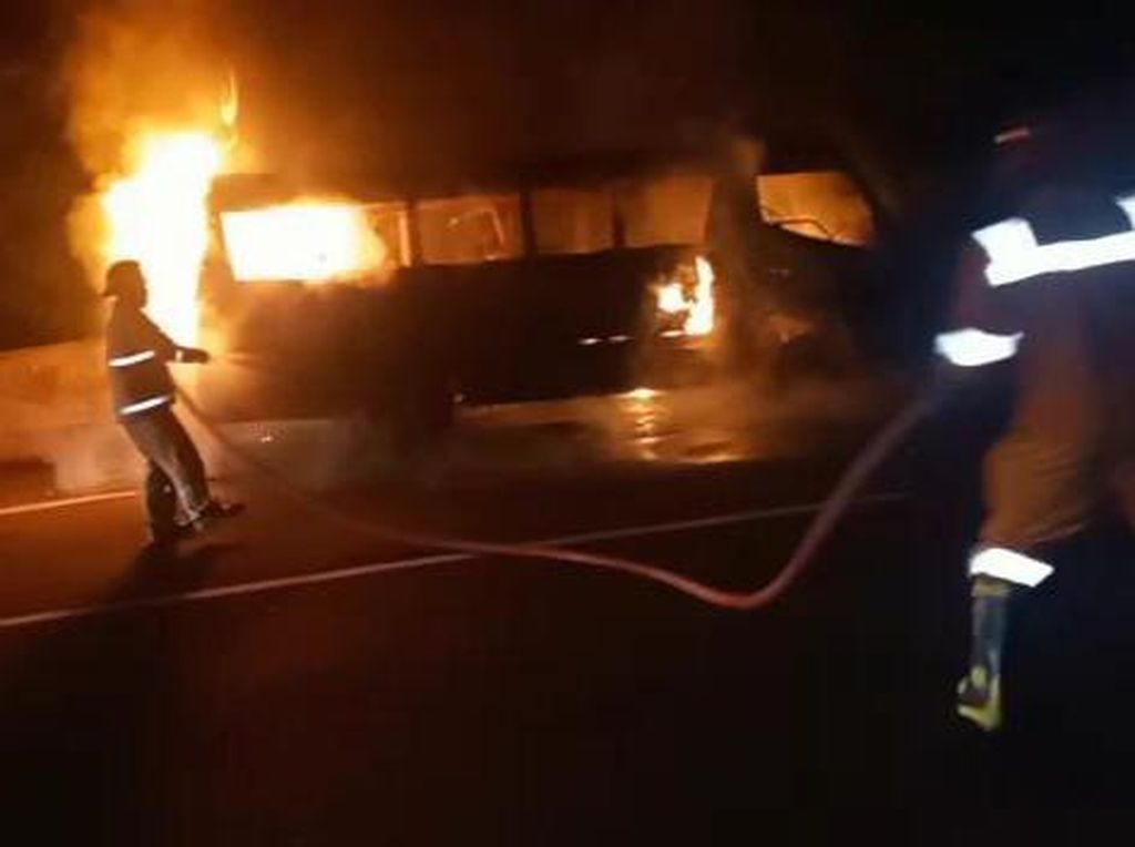 Minibus 12 Penumpang Asal Pacitan Terbakar di Jalan Tol Boyolali