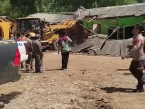 Masih Beroperasi, Puluhan Warung Remang-remang di Lebak Diratakan