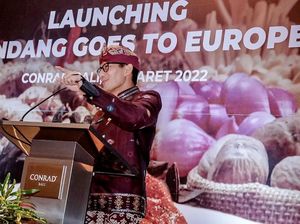 Kunjungi Padang, Sandiaga Uno Ketagihan Rendang di RM Pak Datuk