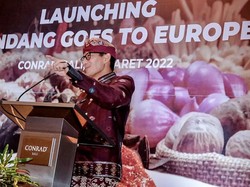 Kunjungi Padang, Sandiaga Uno Ketagihan Rendang di RM Pak Datuk