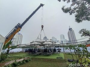 Resto Diangkat Crane di Semanggi Disorot, Ini Penampakan dari Dekat Resto Diangkat Crane di Semanggi Disorot, Ini Penampakan dari Dekat