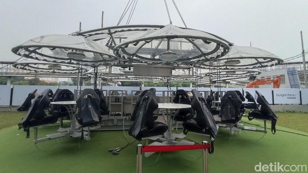 Resto Lounge In The Sky (LITS) di Semanggi Jaksel, ditarik crane atau derek tinggi, 26 Maret 2022. (Wildan Noviansah/detikcom)