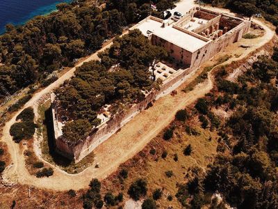 Restoran dengan Pemandangan Terbaik di Dunia Ini Berlokasi di Kastil Berusia 200 Tahun!