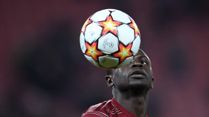 LIVERPOOL, ENGLAND - MARCH 08: Sadio Mane of Liverpool warms up before the UEFA Champions League Round Of Sixteen Leg Two match between Liverpool FC and FC Internazionale at Anfield on March 08, 2022 in Liverpool, England. (Photo by Michael Regan/Getty Images)