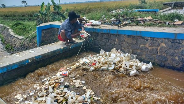 Seorang Diri Bersihkan Sampah, Demi Lingkungan dan Mencari Nafkah