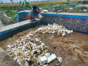 Seorang Diri Bersihkan Sampah, Demi Lingkungan dan Mencari Nafkah Seorang Diri Bersihkan Sampah, Demi Lingkungan dan Mencari Nafkah