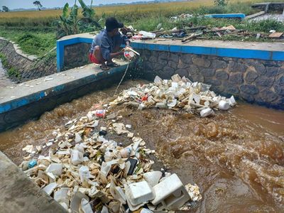 Seorang Diri Bersihkan Sampah, Demi Lingkungan dan Mencari Nafkah