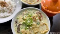 Sluurp! Gurihnya Soto Betawi Senen yang Konsisten Lezatnya sejak 1974