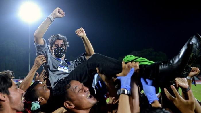 Pemain dan ofisial Bali United mengangkat pelatih Stefano Cugurra usai pertandingan Liga 1 melawan Persebaya Surabaya di Stadion I Gusti Ngurah Rai, Denpasar, Bali, Jumat (25/3/2022). Bali United memastikan diri menjadi juara Liga 1 2021/2022. ANTARA FOTO/Fikri Yusuf/rwa.