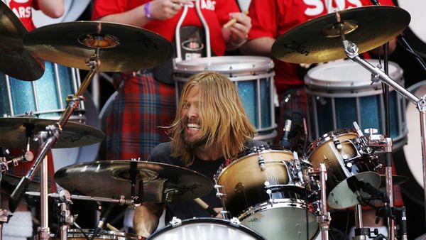 Kenangan Potret Majestic Taylor Hawkins Saat Manggung