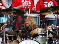 Kenangan Potret Majestic Taylor Hawkins Saat Manggung