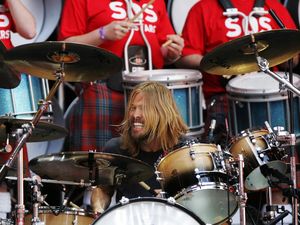 Kenangan Potret Majestic Taylor Hawkins Saat Manggung Kenangan Potret Majestic Taylor Hawkins Saat Manggung