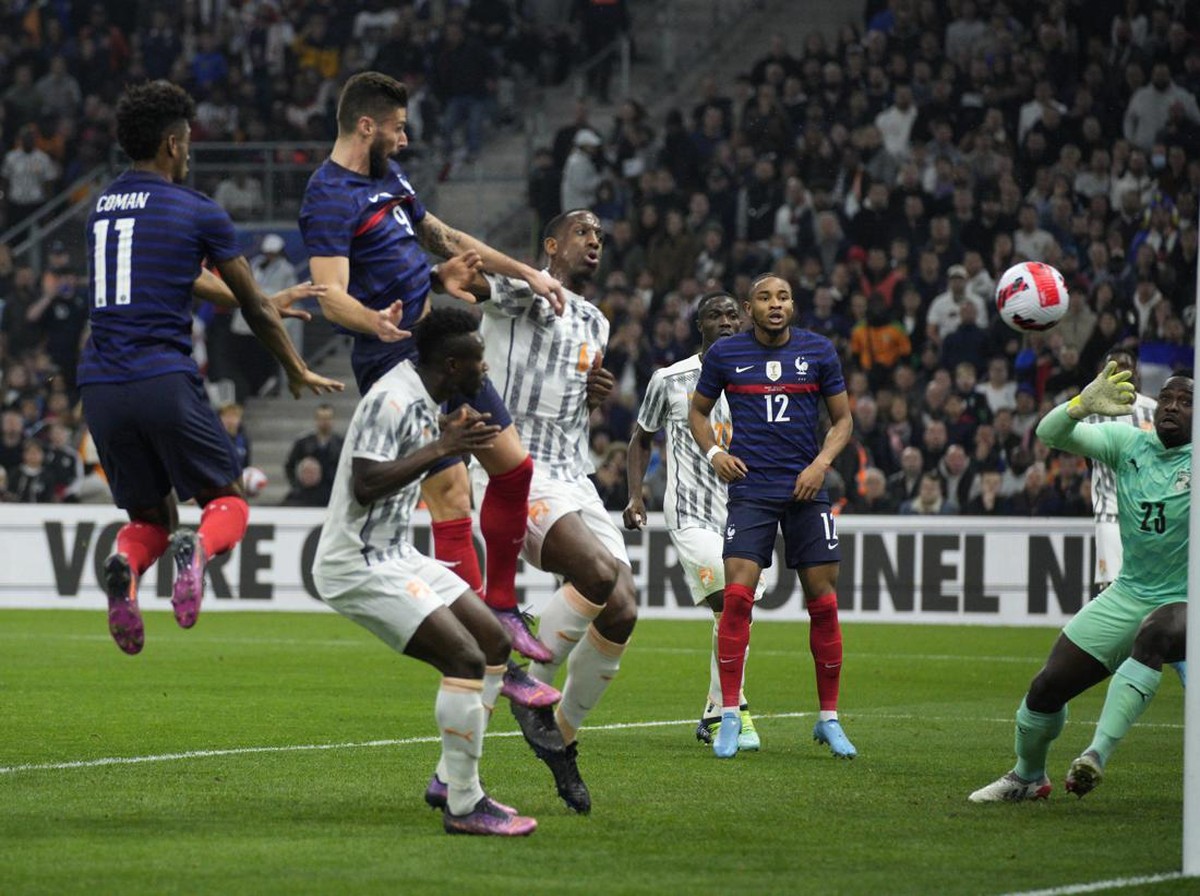 Aksi Olivier Giroud menjebol gawang Pantai Gading. (Foto: Daniel Cole/AP)