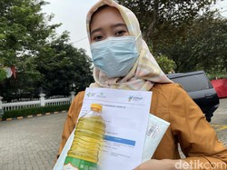 Curhat Ibu-ibu di Lokasi Vaksin COVID-19 Gratis Minyak Goreng