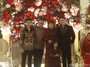 Senyum Bahagia Venna Melinda dan Ferry Irawan di Syukuran Pernikahan