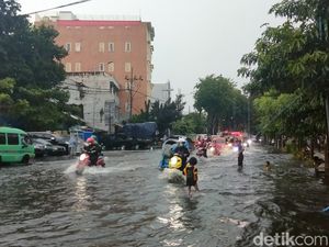 Jalan Semarang Banjir Usai Surabaya Diguyur Hujan Selama 2 Jam
