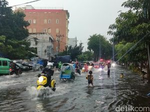 Anak-anak Asyik Berenang Saat Banjir Landa Jalan Semarang Surabaya