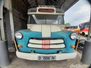 Snapshot: Sejuta Kenangan Bus Dodge Bagi Warga Sumedang Era 1950 Snapshot: Sejuta Kenangan Bus Dodge Bagi Warga Sumedang Era 1950