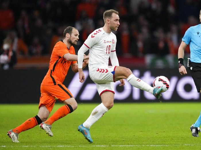 christian eriksen timnas denmark timnas belanda laga uji coba Denmark's Christian Eriksen, center, and Netherlands' Daley Blind vie for the ball as referee Lawrence Visser of Belgium watches during the international friendly soccer match between the Netherlands and Denmark at the Johan Cruyff ArenA in Amsterdam, Netherlands, Saturday, March 26, 2022. (AP Photo/Peter Dejong)