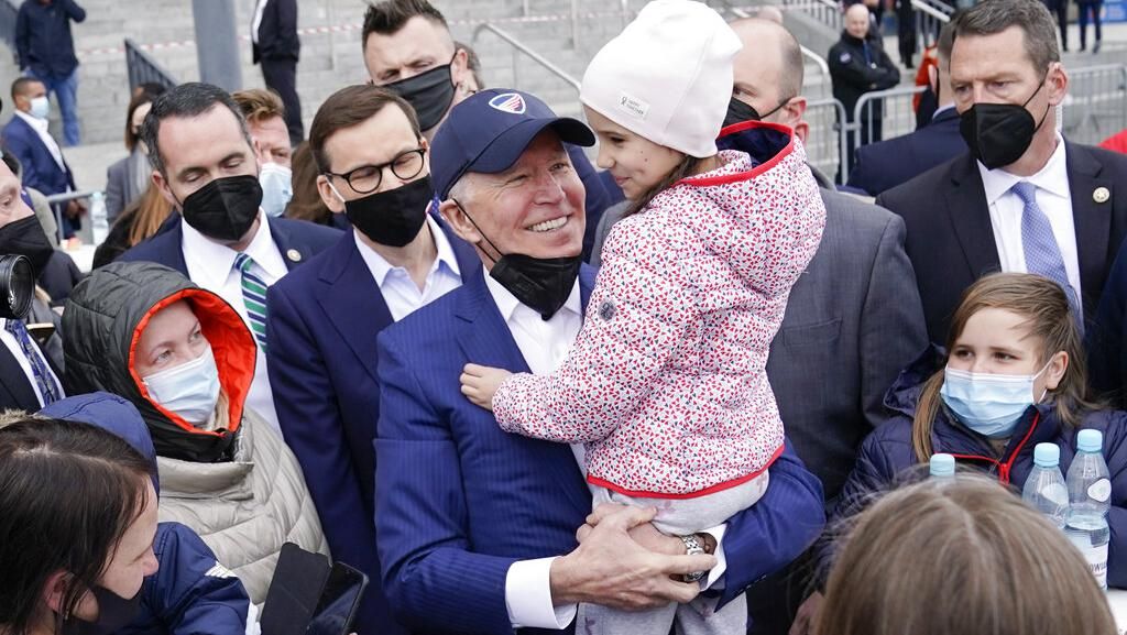 Ini yang dilakukan Biden Saat Bertemu Pengungsi Ukraina di Polandia