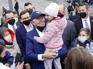 Ini yang dilakukan Biden Saat Bertemu Pengungsi Ukraina di Polandia