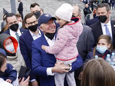 Ini yang dilakukan Biden Saat Bertemu Pengungsi Ukraina di Polandia