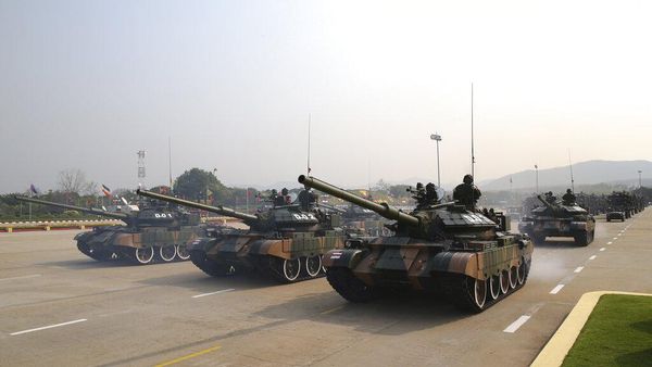 Jalanan di Myanmar Dipenuhi Tank Tempur, Ada Apa?