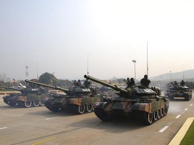 Jalanan di Myanmar Dipenuhi Tank Tempur, Ada Apa?