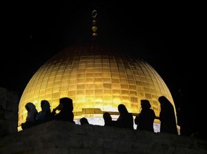 Survei: 64% Muslim Indonesia Setuju Syariat Islam Jadi Hukum Negara Survei: 64% Muslim Indonesia Setuju Syariat Islam Jadi Hukum Negara