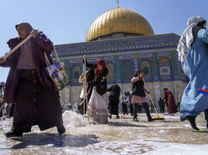 Jelang Ramadan, Warga Palestina Bersihkan Kompleks Al-Aqsa