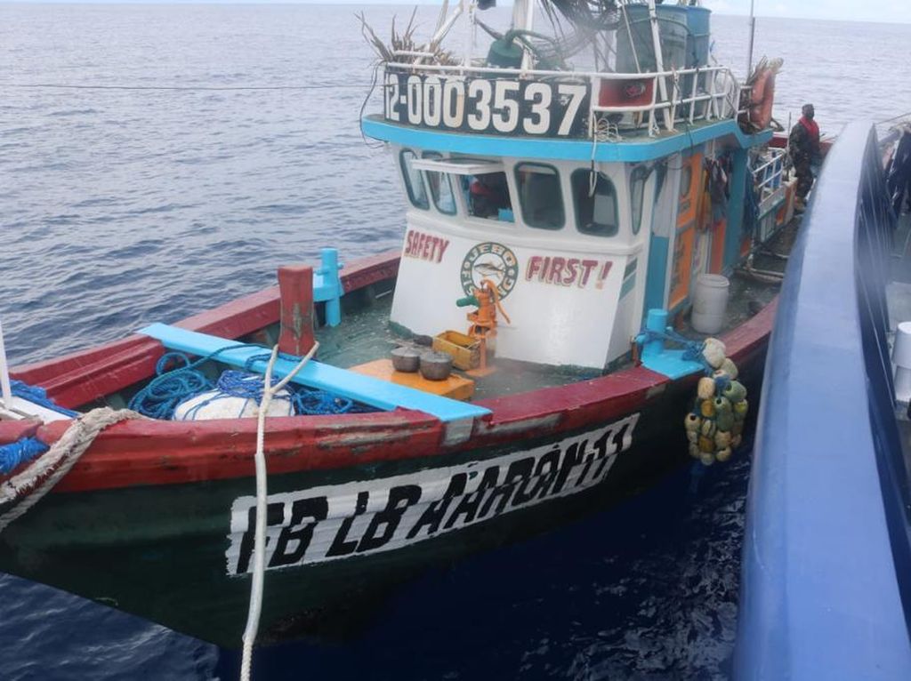 Detik-detik Kapal Ikan Filipina Tepergok Curi Ikan di Laut Sulawesi