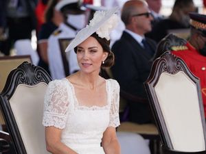 Gaya Kate Middleton yang Tiru Penampilan Ratu Elizbaeth 68 Tahun Lalu Gaya Kate Middleton yang Tiru Penampilan Ratu Elizbaeth 68 Tahun Lalu