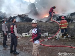 Gudang Benang dan 2 Mobil di Pasuruan Ludes Terbakar