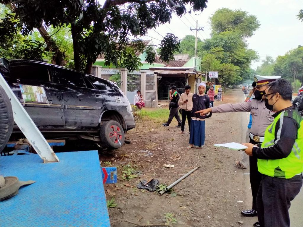 Rombongan DMasiv Kecelakaan di Situbondo Diduga Karena Sopir Ngantuk Rombongan DMasiv Kecelakaan di Situbondo Diduga Karena Sopir Ngantuk