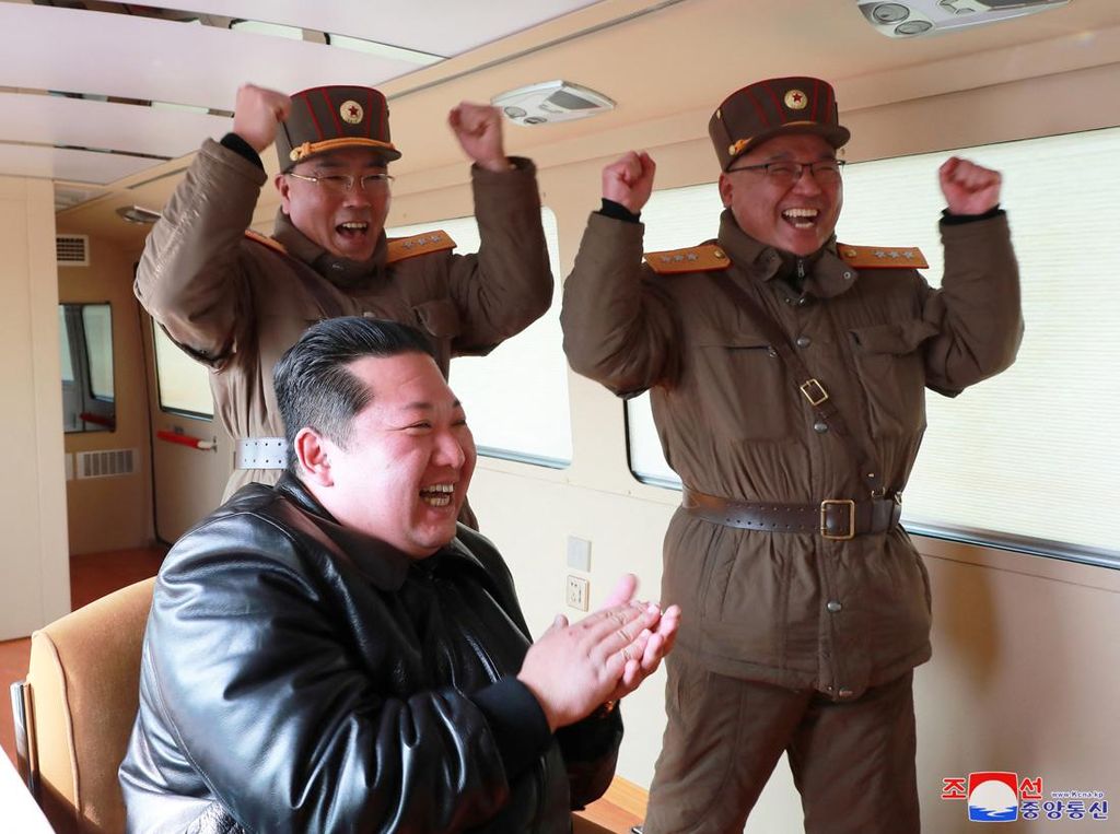 Lihat Lagi Semringahnya Kim Jong-Un Saat Luncurkan Rudal Hwasong-17