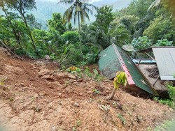 Tebing 10 Meter Longsor Timpa Rumah di Trenggalek