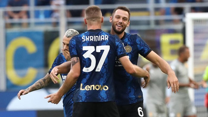 MILAN, ITALY - AUGUST 21: Milan Skriniar (L) of FC Internazionale celebrates with his team-mate Stefan De Vrij (R) after scoring the opening goal during the Serie A match between FC Internazionale v Genoa CFC at Stadio Giuseppe Meazza on August 21, 2021 in Milan, Italy. (Photo by Marco Luzzani/Getty Images)