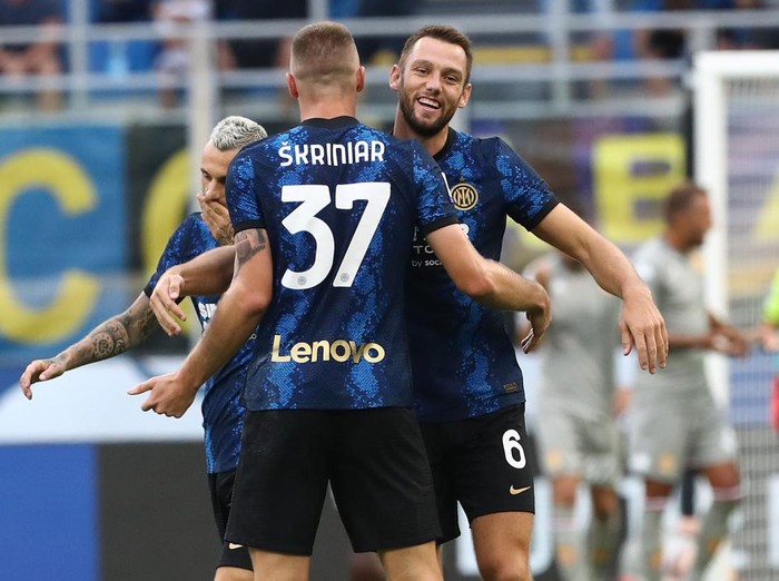 MILAN, ITALY - AUGUST 21: Milan Skriniar (L) of FC Internazionale celebrates with his team-mate Stefan De Vrij (R) after scoring the opening goal during the Serie A match between FC Internazionale v Genoa CFC at Stadio Giuseppe Meazza on August 21, 2021 in Milan, Italy. (Photo by Marco Luzzani/Getty Images)