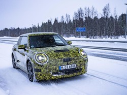 Ekstrem! Prototipe MINI Listrik 3-Pintu Mulai Dites di Suhu Minus 8 Derajat