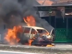 Mobil Rombongan Hajatan Nikahan Terbakar di Pantura Pemalang
